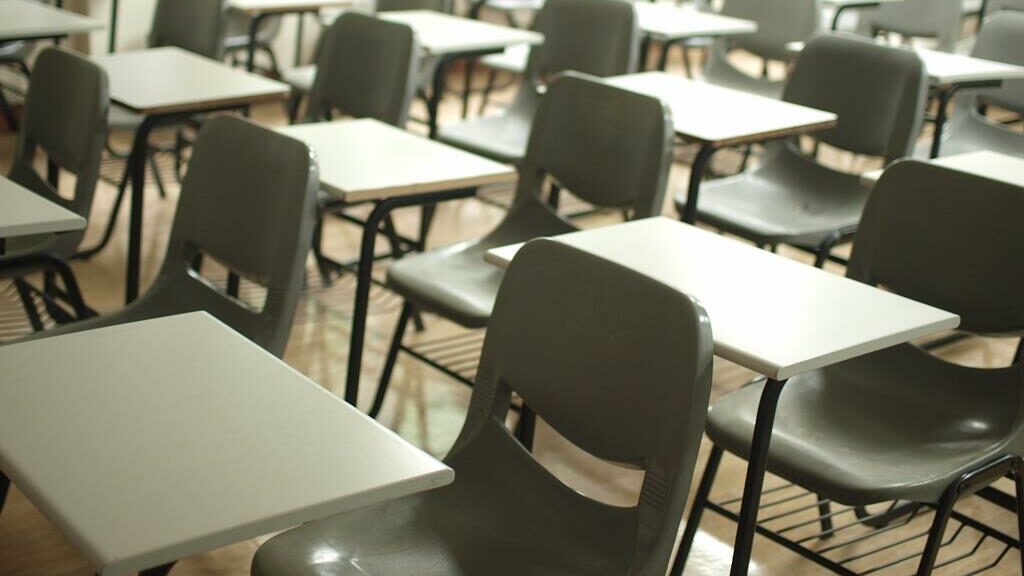 sala de aula com mesas e cadeiras
