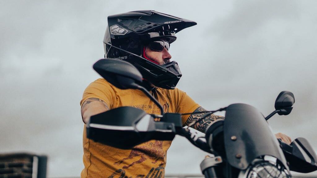 Piloto profissional de motocross no capacete e traje de proteção